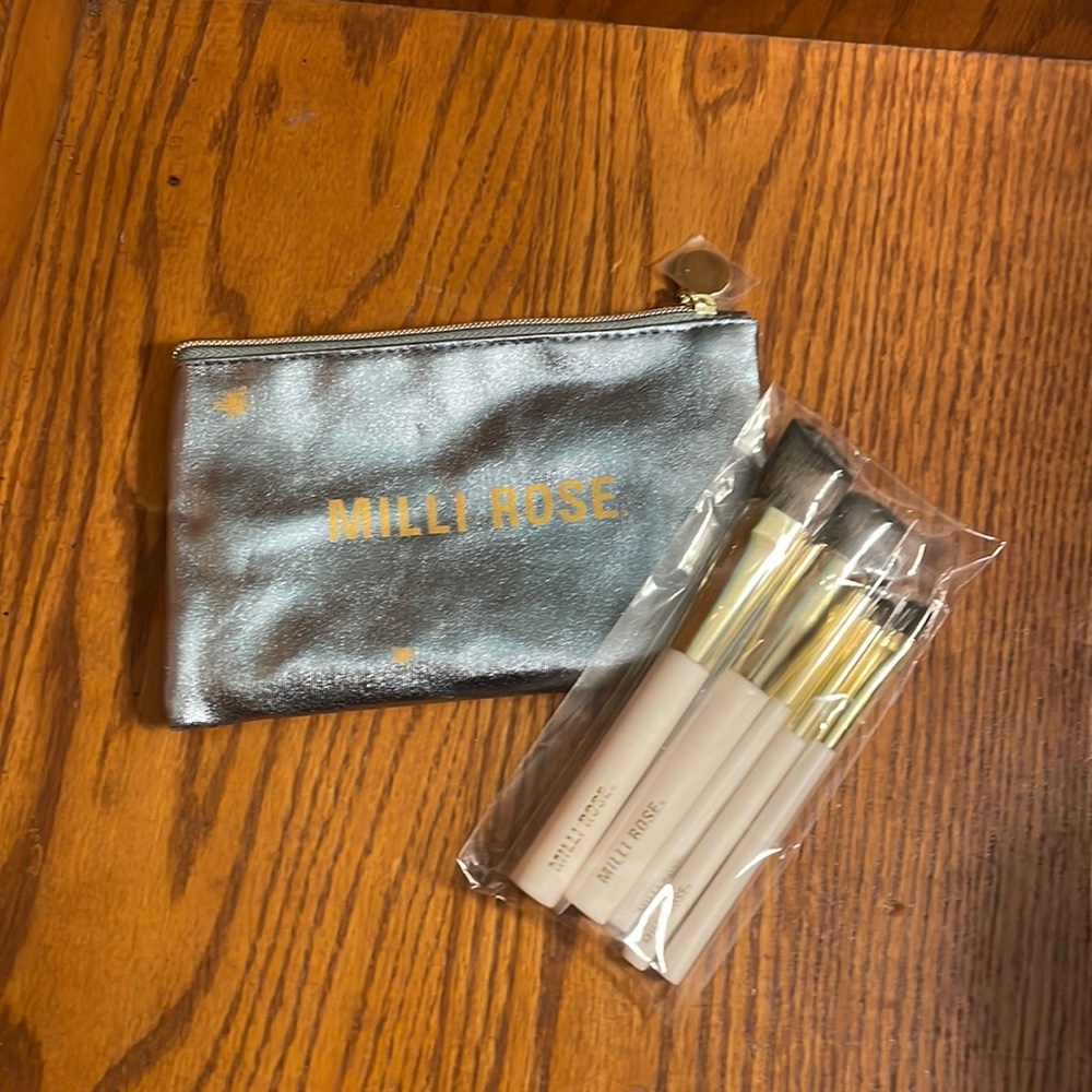 NEW Milli Rose set of 5 make-up brushes with zipper pouch